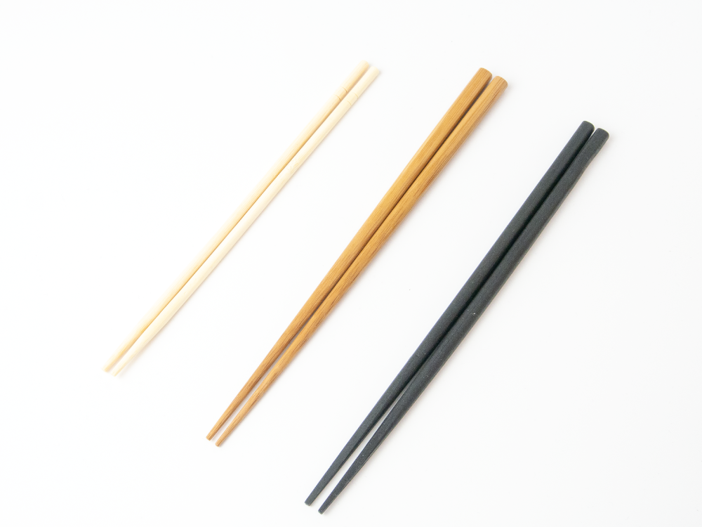 コンビニの竹製割り箸と「竹箸　ナチュラル」と「竹炭箸」